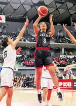 女子１回戦・鳥取城北－島原中央　鳥取城北は第３クオーター、アヌジン（３）がシュートを決め７０－２８とする＝武蔵野の森総合スポーツプラザ