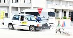 交通事故を実演するスタントマン