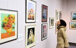 クレパスで描いた名画の模写が並ぶ会場