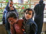 　１７日、ガザ南部ハンユニスで、イスラエルの攻撃によって親族が殺害され、悲しむ人たち＝１７日（ゲッティ＝共同）