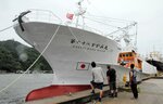 カニかご漁船の台風対策を確認する関係者＝２９日、境港市朝日町