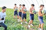 動き方のこつを教わりながら撮影に臨む部員ら＝１３日、北栄町大谷のＡｇｒｉすぎかわ