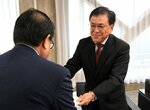 広田市長に答申書を手渡す生田会長（右）＝１２日、倉吉市役所