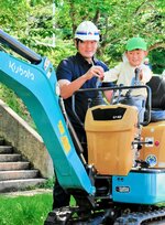 会員に教わりながら重機を操縦する園児（右）