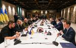 　停戦協議を行うウクライナ側（左）とロシア側の交渉団＝２０２２年３月２９日、トルコ・イスタンブール（タス＝共同）