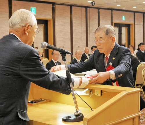 賞状を受け取る小松社長（右）