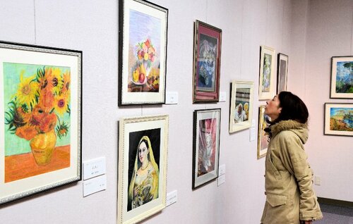 クレパスで描いた名画の模写が並ぶ会場