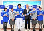 出発セレモニーで花束を受け取った安藤キャプテン（左から３人目）と中村ＣＯＯ