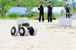 障害物を避けて砂丘地を走る小型ローバー＝３日、鳥取市浜坂のルナテラス