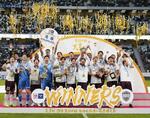 　昨年のサッカー天皇杯で優勝し、大喜びの神戸の選手たち＝２０２４年１１月、国立競技場