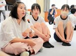 じゆう劇場の俳優（左）と車座になって交流する中学生ら＝２７日、三朝町の三朝中