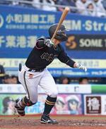 　８回オリックス２死二塁、西川が左中間に勝ち越し二塁打を放つ＝ＺＯＺＯマリン