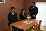 新制度の施行を前に、実際に使われる相談室で意気込みを語る刑務官＝２０日、鳥取市下味野の鳥取刑務所