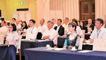 「どうなる？　日本の政治・経済と私たちの未来」を演題にした杉村さんの講演に耳を傾ける中部例会出席者＝１４日、ＪＲ倉吉駅前のホテルセントパレス倉吉
