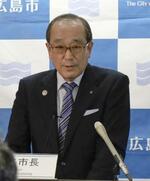 　定例の記者会見で発言する広島市の松井一実市長＝１１日午後、広島市役所