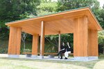 今月上旬に新築されたあずまや＝２７日、鳥取市桂見の鳥取出合いの森「出合いの広場」