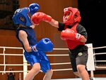 寸止めでパンチを打つ選手（右）