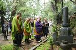 　補陀洛山寺の裏山にある「渡海上人」の墓前で読経する僧侶ら＝１７日午後、和歌山県那智勝浦町