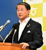 全国知事会長として過ごした２年間の活動や実績などを振り返る平井知事＝８日、鳥取県庁
