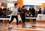 狙い澄ましてボールを投じる参加者