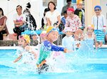 水しぶきと歓声を上げながらプールでの水遊びを楽しむ子どもたち＝２３日、香美町香住区境の香住Ｂ＆Ｇ海洋センター