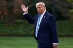 　２８日、ホワイトハウスで手を振るトランプ米大統領（ロイター＝共同）
