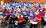 森選手に声援を送る参加者ら＝３０日、米子市上後藤３丁目の養和病院地域交流ホール