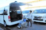 来年１月１２日から実証運行が始まる予約型乗り合いバスの車両＝１０日、境港市役所