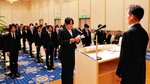 新入生を代表して決意を述べる高田さん（中央）