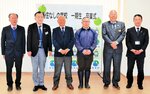 ２年間の研修を終え、卒業した１期生の屋麻戸寛典さん（右から３人目）＝２１日、香美町役場