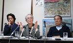 　英国での証言活動について記者会見する被爆者の本村チヨ子さん（中央）ら＝２日午後、長崎市