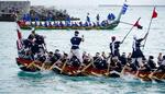 　豊漁と航海安全を祈願し行われた沖縄の伝統行事「那覇ハーリー」＝５日午後、那覇市
