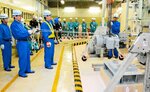 ポンプをクレーンでつり上げる作業員＝１５日、松江市鹿島町の島根原発１号機