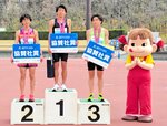 表彰式で上位選手と記念撮影するペコちゃん＝１７日、鳥取市のヤマタスポーツパーク陸上競技場