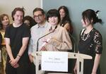 　フランスのカンヌ国際映画祭で国際批評家連盟賞を受賞した山中瑶子監督（手前右から２人目）＝２０２４年５月２５日、フランス・カンヌ（共同）