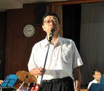 アンコールで熱唱する日浦副団長