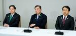 　月例経済報告等に関する関係閣僚会議に臨む（左から）林官房長官、石破首相、赤沢経済再生相＝１８日午後、首相官邸