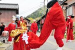 地区内を練り歩き、麒麟獅子舞を披露する保存会の会員＝２０日、新温泉町千谷