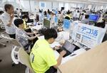 　クールビズが始まり、軽装で仕事をする環境省の職員ら＝１日午前、東京・霞が関
