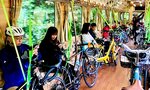 あまつぼし列車内に自転車を持ち込み風景を楽しむ参加者ら（提供写真）