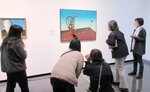 ３月に開かれた対話型鑑賞プログラムの様子（山梨県立美術館提供）