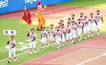 堂々と入場行進する宮ノ下スポーツ少年団＝神宮球場