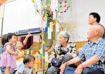 短冊を飾ったササを囲んで交流を深める参加者＝６日、香美町小代区忠宮のいこいの里