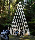 智頭町内に点在するポイントで写真撮影する参加者ら