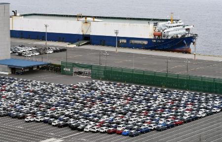 　川崎市のふ頭で輸出を待つ自動車