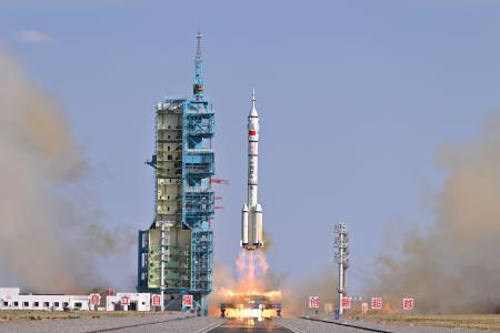 　有人宇宙船「神舟２０号」を搭載して打ち上げられる運搬ロケット「長征２号Ｆ遥２０」＝２４日、中国・酒泉衛星発射センター（新華社＝共同）