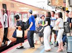 計画運休の発表を受け、駆け込みで特急やくもに乗り込む帰省客ら＝８月１４日、ＪＲ米子駅