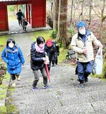 防寒着に身を包み、神社の石段を登る参加者ら＝２１日、若桜町若桜の若桜神社