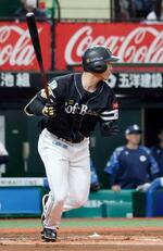 　１回ソフトバンク１死三塁、柳町が左前に先制打を放つ＝ベルーナドーム