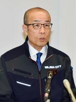 　石川県輪島市役所で記者会見する坂口茂市長＝１４日午後